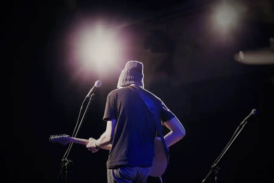 Material de banco: un guitarrista a contraluz en un escenario.